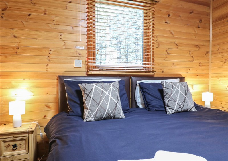 A bedroom in Oak Lodge at Oak Lodge, Rosliston