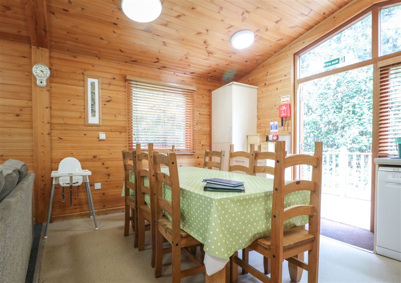 The setting (photo 2) at Oak Lodge, Rosliston