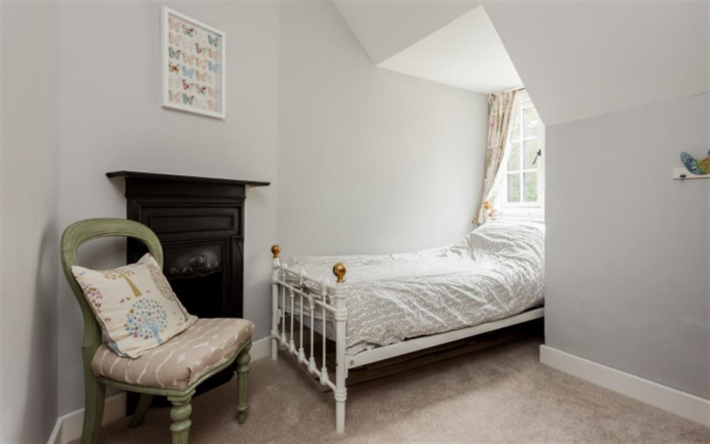 A bedroom in Oak Tree Cottage at Oak Tree Cottage in Burley