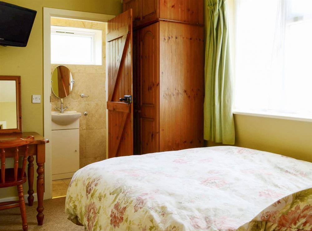 Ground floor en-suite bedroom at Oakdene Lodge in Wimborne, Dorset
