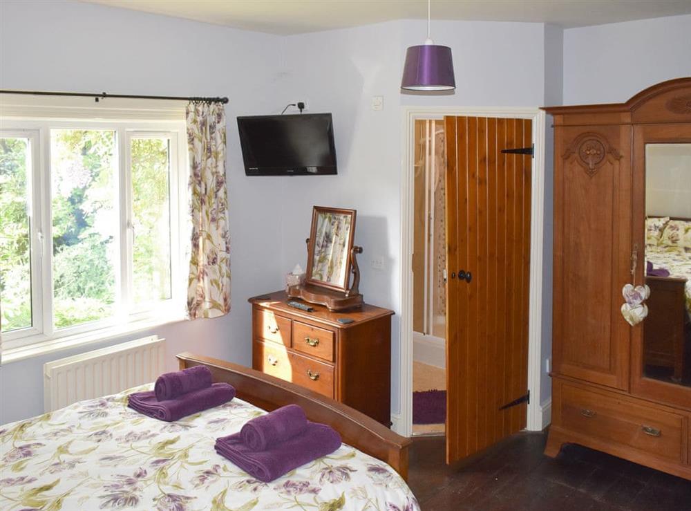 Relaxing master bedroom with en-suite at Oakdene Lodge in Wimborne, Dorset