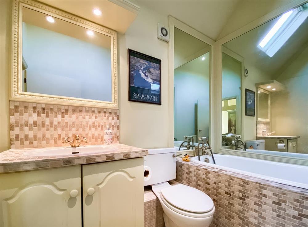 Bathroom at Luxurious Cottage 5, 
