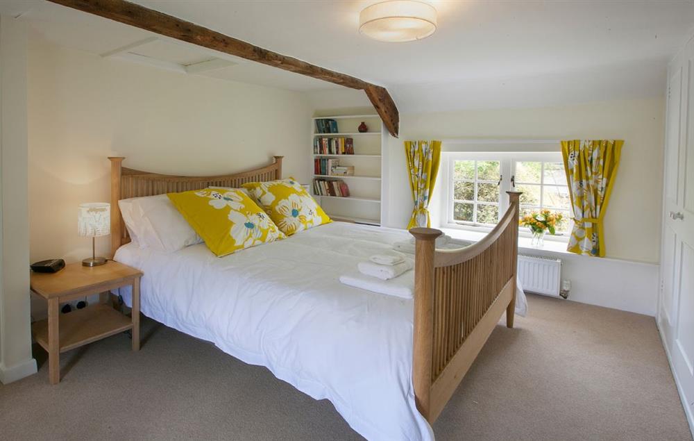 Double bedroom with 5’ bed at Odd Nod Cottage, Coombe Keynes