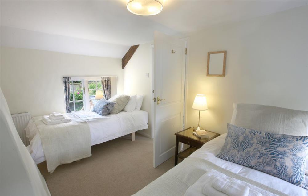 Twin bedroom with 3’ beds at Odd Nod Cottage, Coombe Keynes