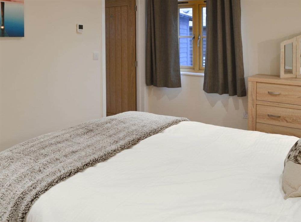 Double bedroom with zip and link kingsize bed which can be 2ft 6in twin beds on request (photo 2) at Dairy Cottage, 