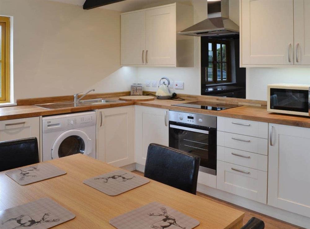 Well equipped and fully fitted kitchen at Horseshoe Cottage, 