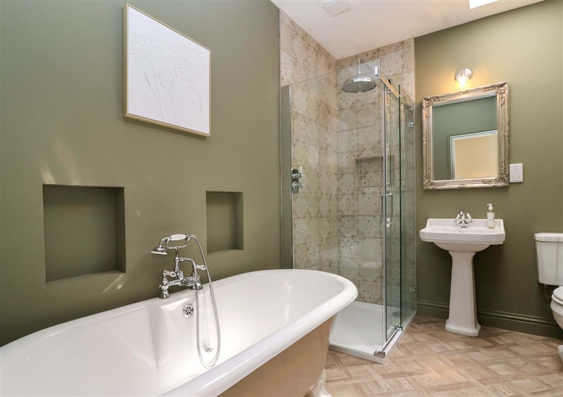 The bathroom at Old Cottage Hospital Annexe, Burford
