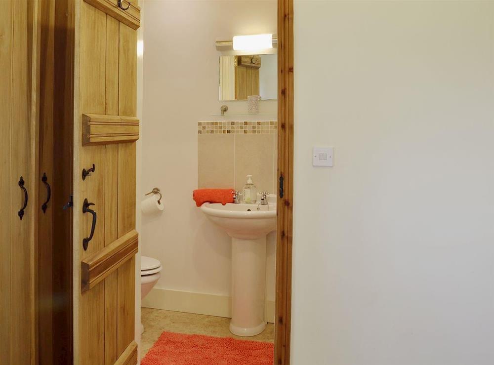The twin room also has an en-suite shower cubicle at Old Dairy Barn in Playden, near Rye, East Sussex