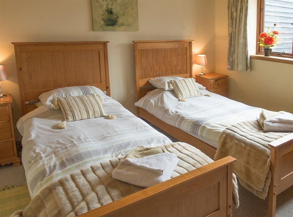 Comfortable twin bedroom with en-suite wet room at Henrys Barn, 