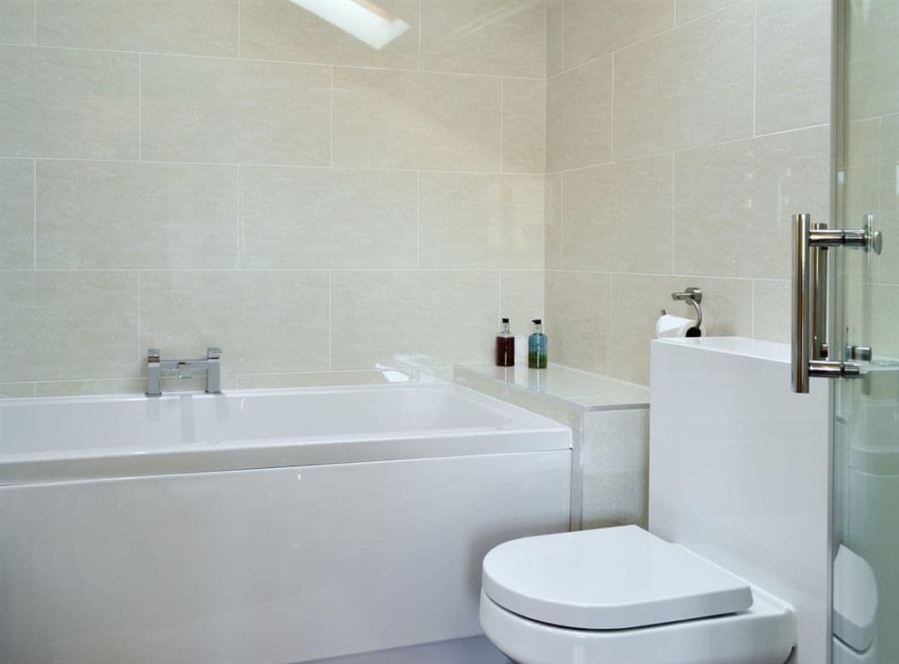 En-suite bathroom with bath and separate shower cubicle at King Offa Lodge, 