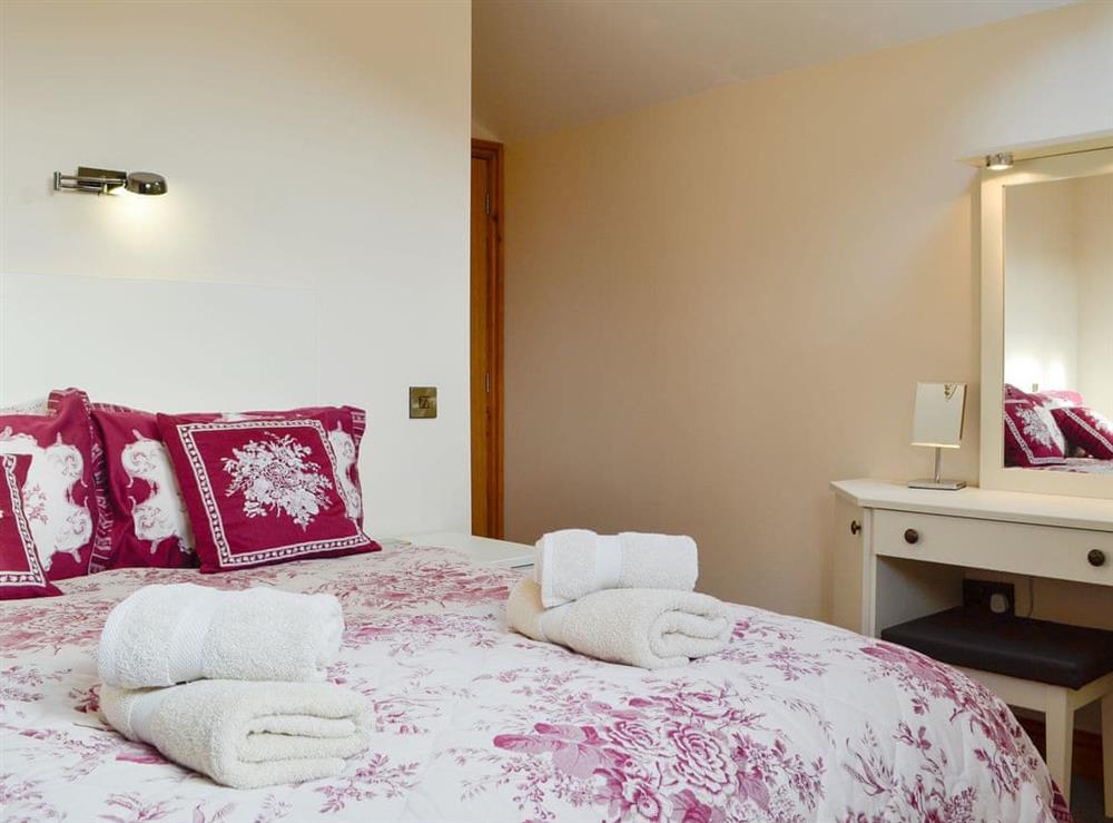 Relaxing en-suite double bedroom at King Offa Lodge, 