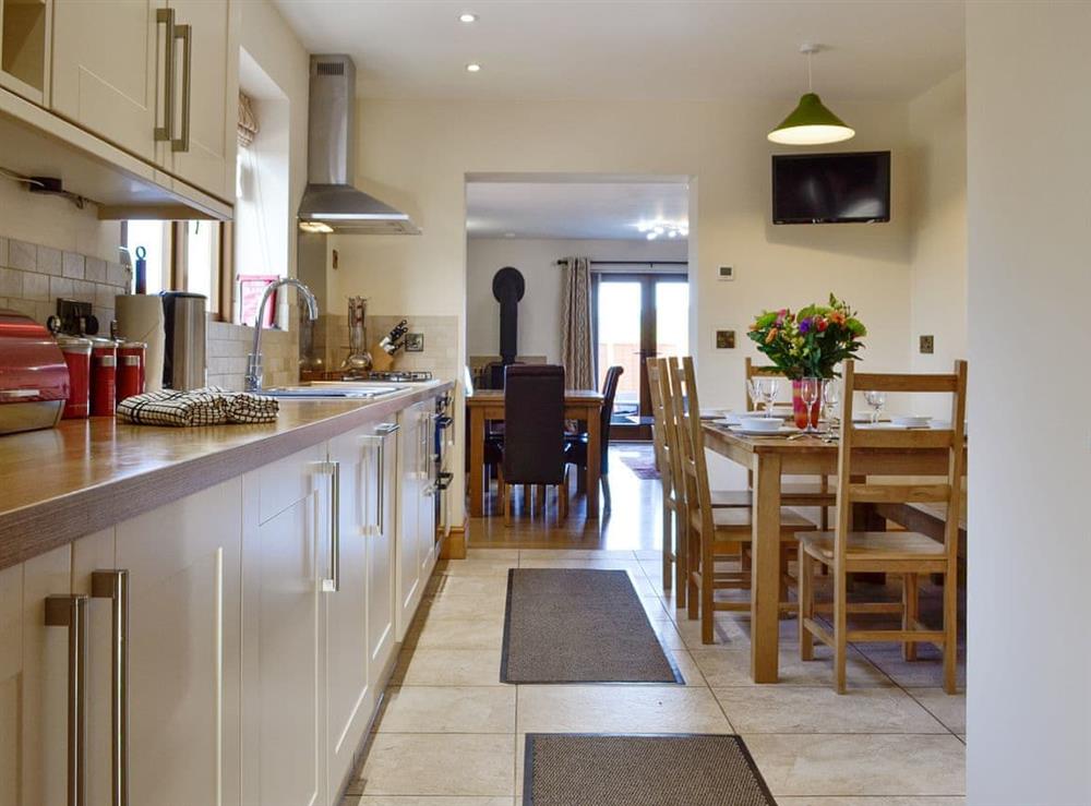 Well-equipped fitted kitchen at King Offa Lodge, 