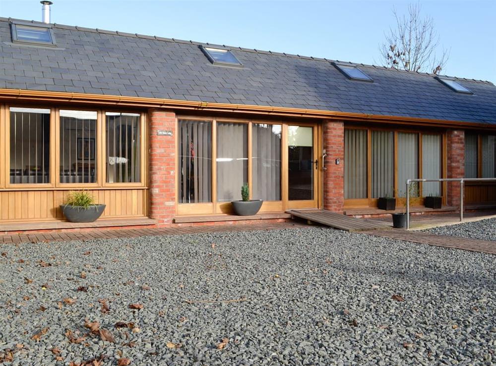 Lovely single storey holiday home at Little Hendre Lodge, 