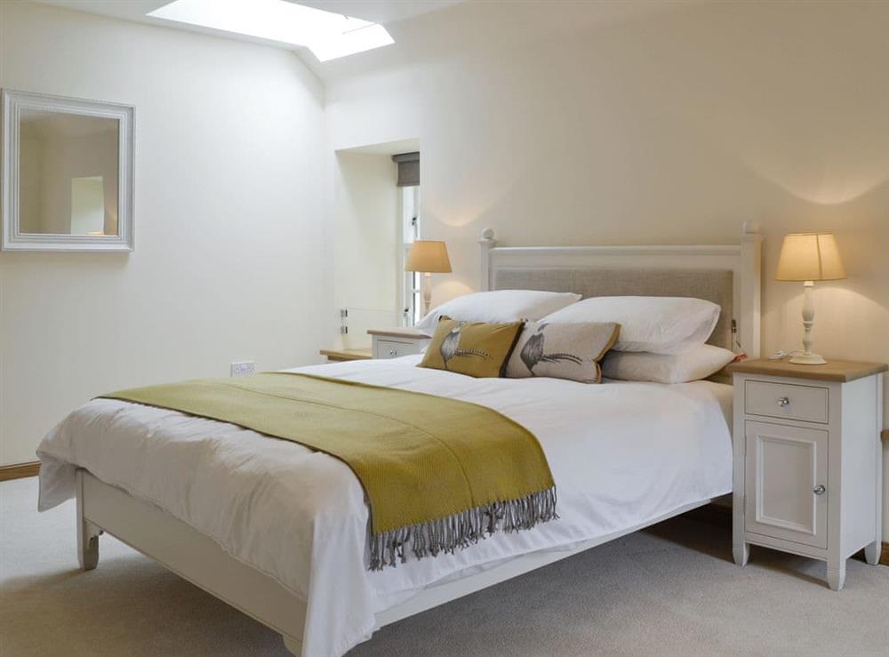 Light and airy en-suite double bedroom at The Stables, 