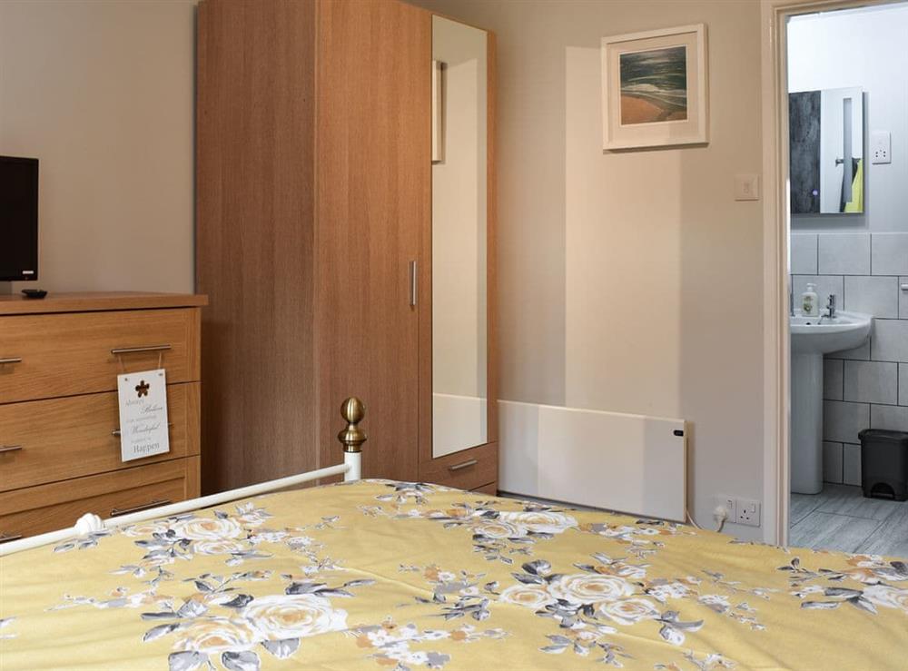 Double bedroom with en-suite at Old Orchard Cottage in Trethurgy, near St Austell, Cornwall