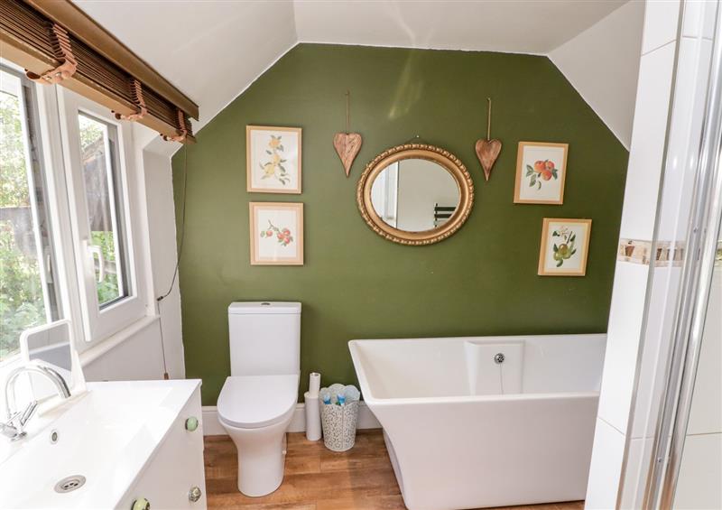 The bathroom at Old Pump Cottage, Wilton
