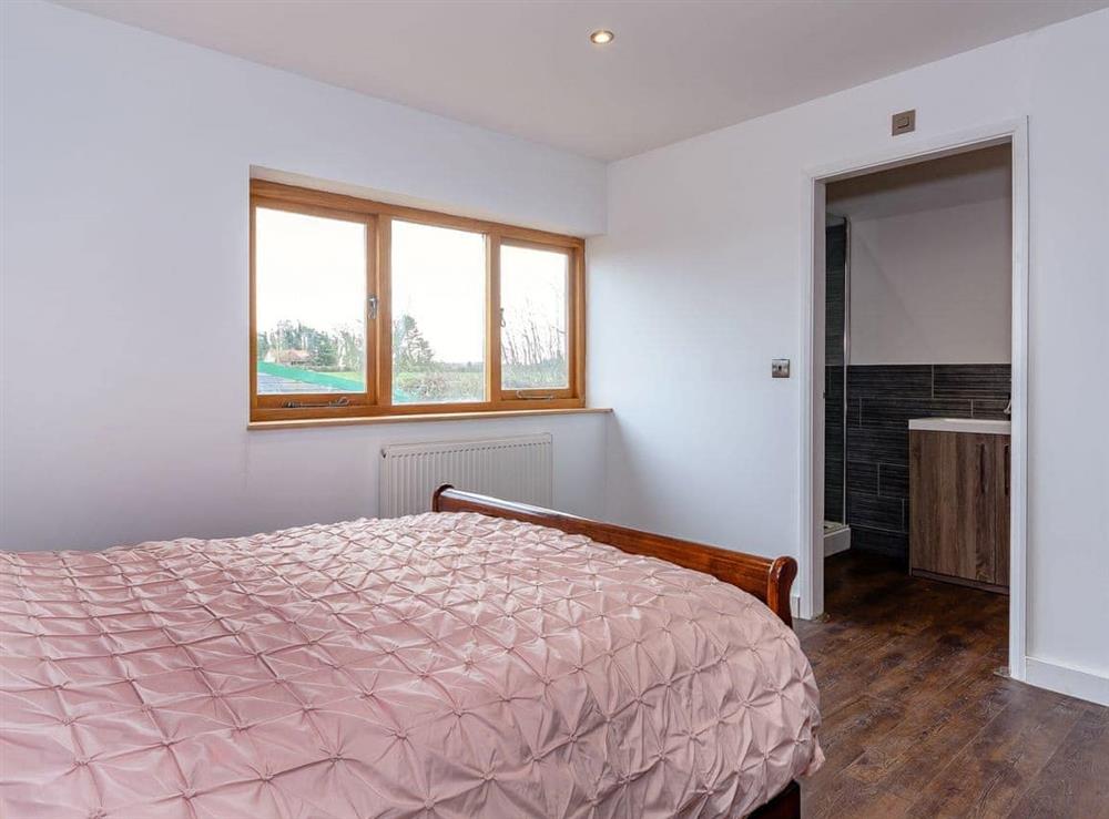 Spacious en-suite double bedroom at Olive Lodge in Melbourne, near Derby, Derbyshire