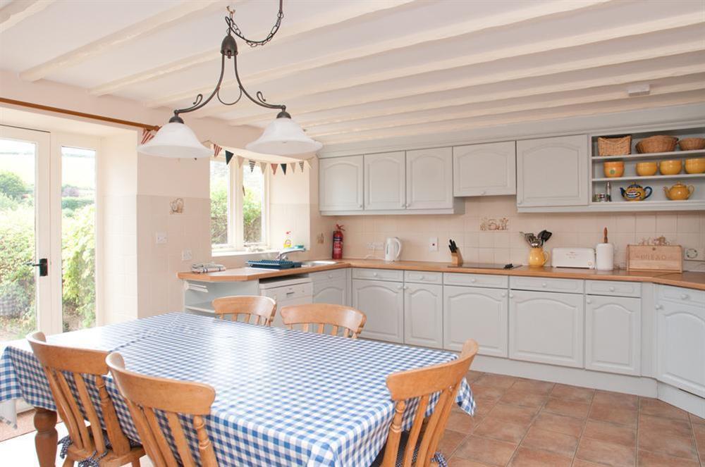 A spacious open plan kitchen and dining area at Orchard Barn in , Salcombe