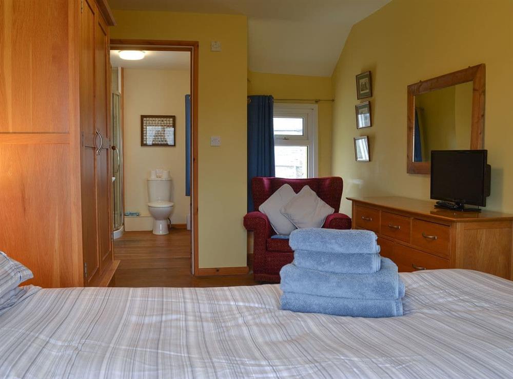 Double bedroom with en-suite at Orchard Cottage, 