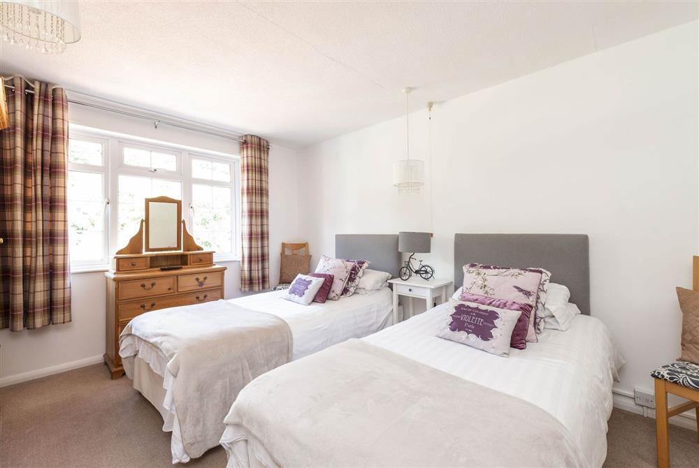 Twin bedroom with en-suite shower room at Orchard Leigh Villa, Ventnor