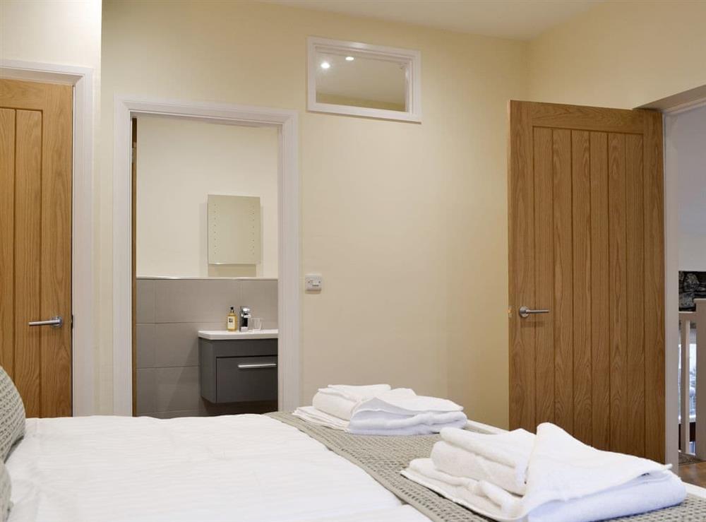 Peaceful en-suite double bedroom at Mary Rook Cottage, 