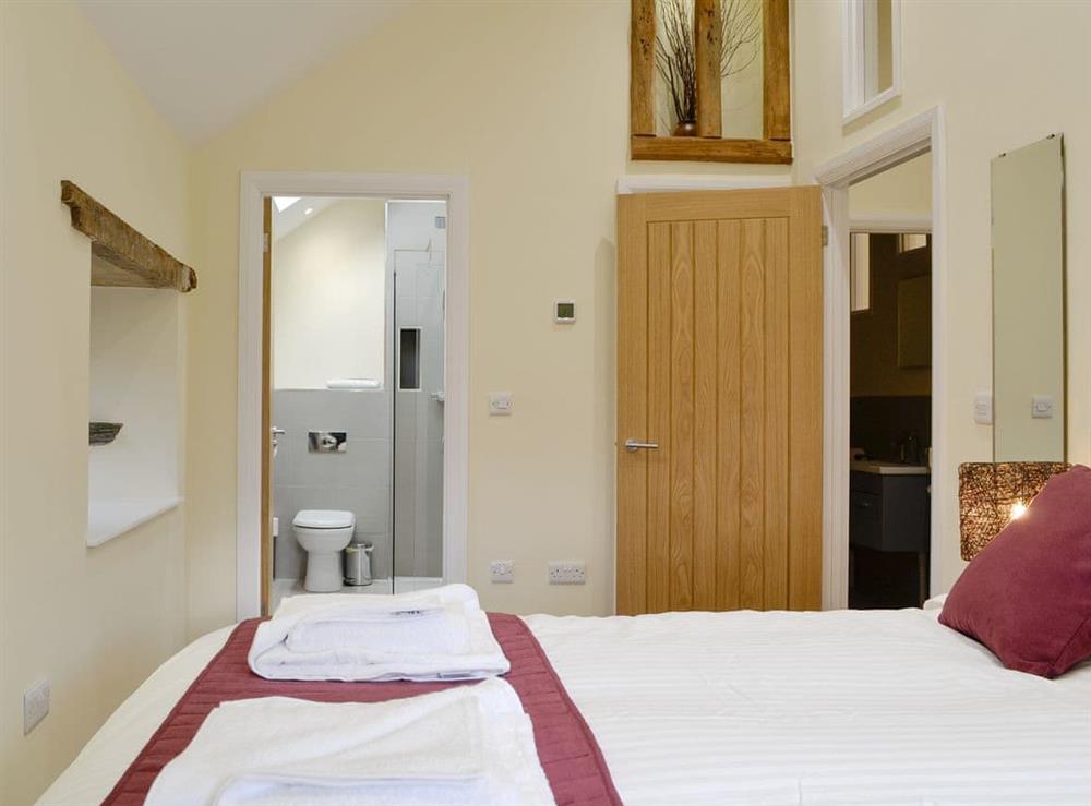 Peaceful en-suite double bedroom at Tarn Rigg Cottage, 