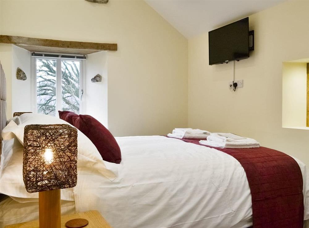 Relaxing en-suite double bedroom at Tarn Rigg Cottage, 
