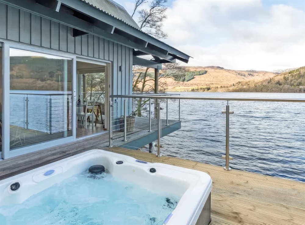 Hot tub at Osprey Boathouse in Acharn, Perthshire