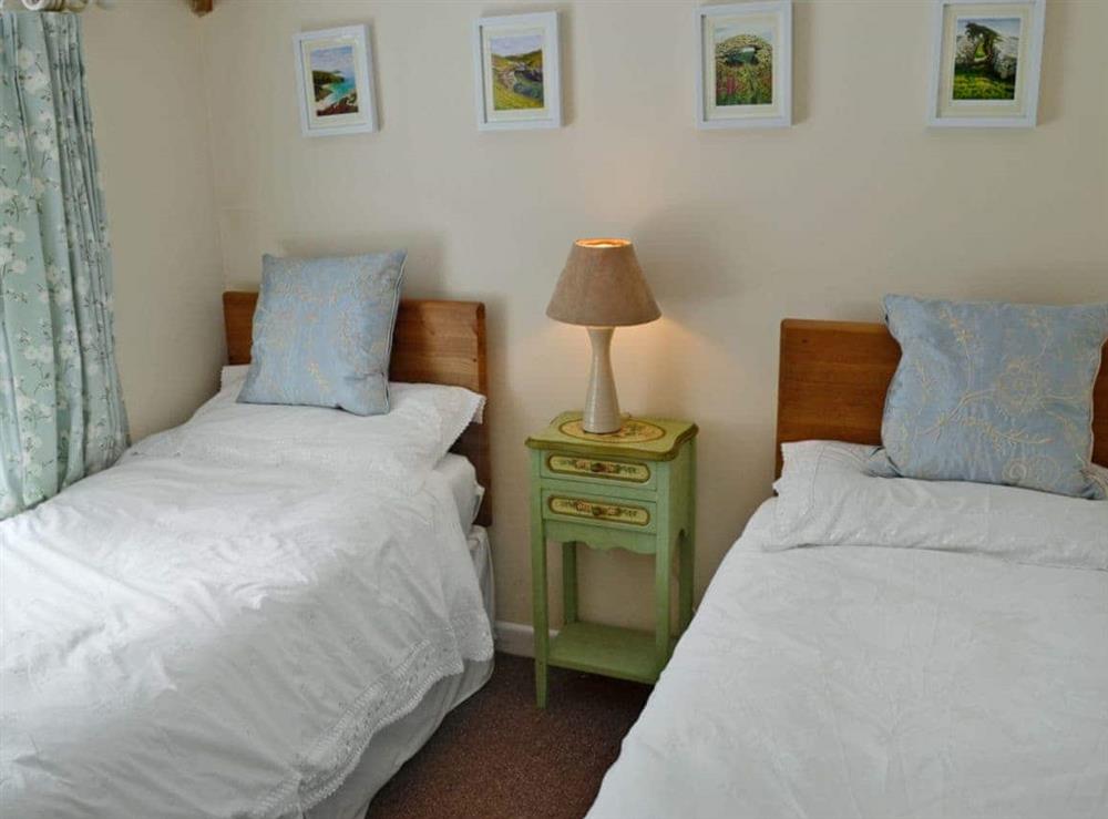 Cosy twin bedroom at Ostlers in Boscastle, Cornwall