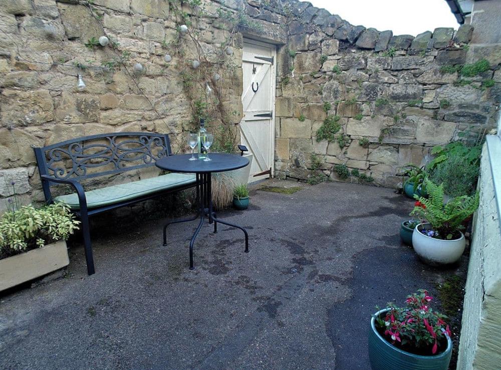 Sitting-out-area at Oswin Cottage in Alnwick, Northumberland