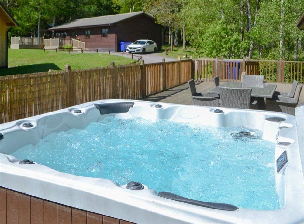 Relaxing private hot tub at Leafy Run, 