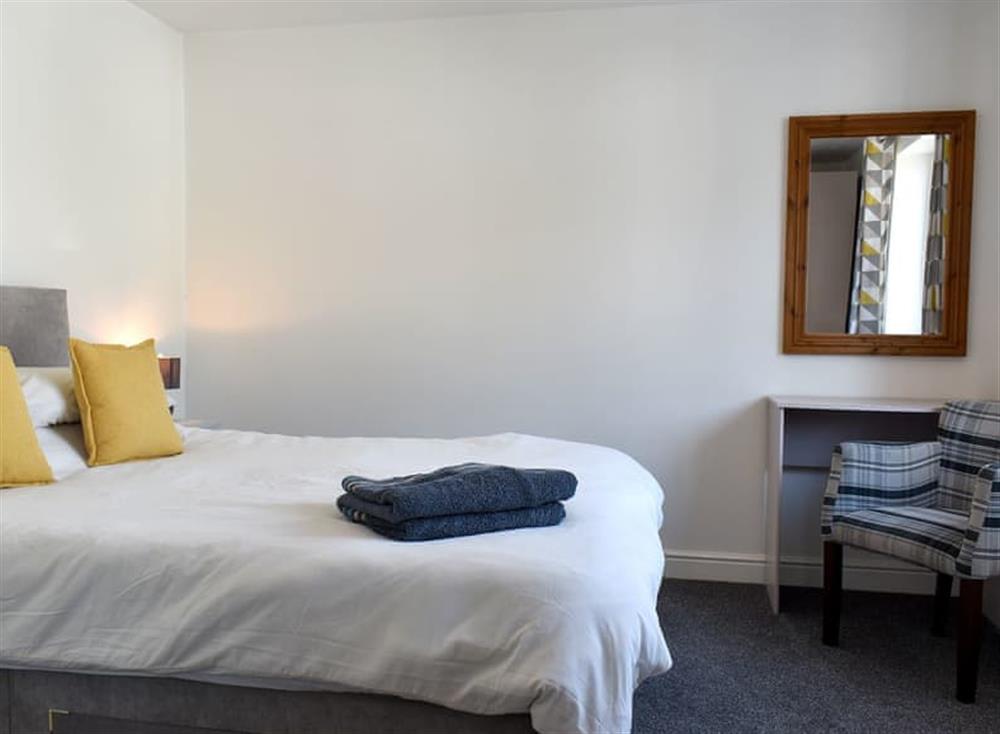 Spacious bedroom with kingsize bed and en-suite at Our Retreat in Kingsbridge, Devon