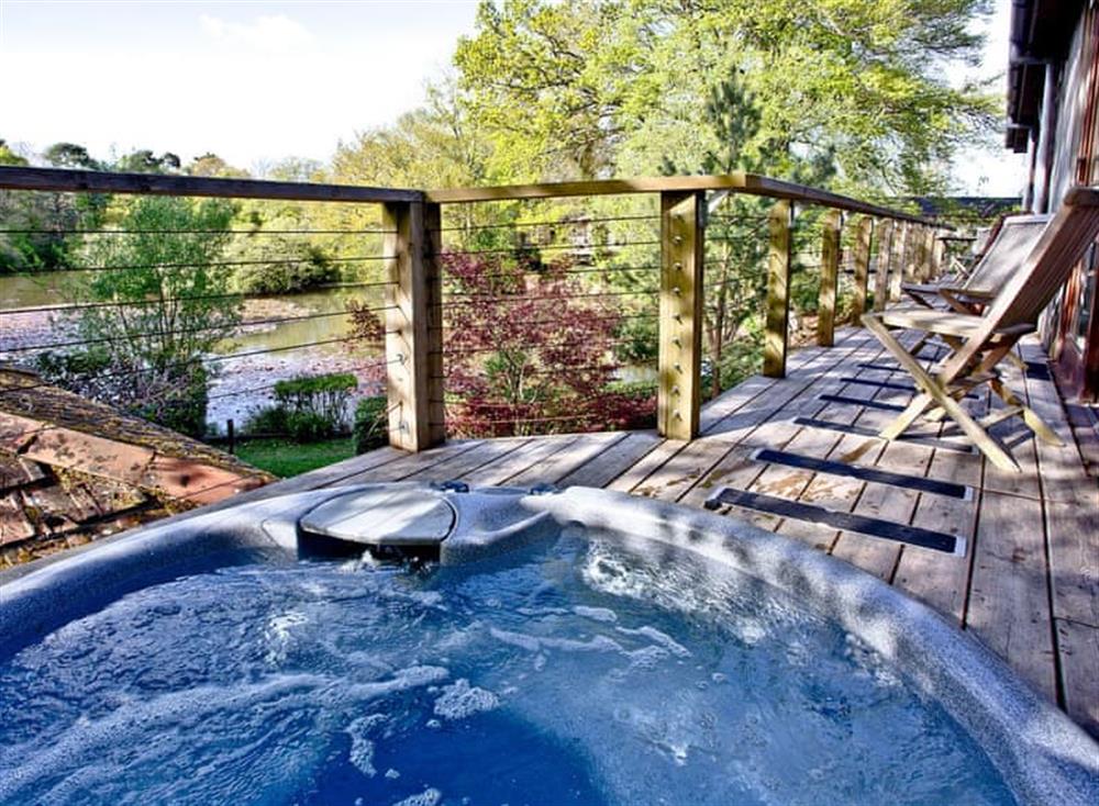 Hot tub at Over Lake Apartment, 1a Indio Lake in Bovey Tracey, Devon