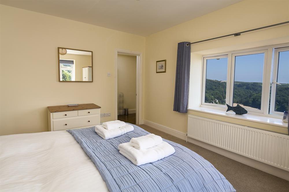En suite bedroom with King-size bed (photo 2) at Overcombe in , Salcombe