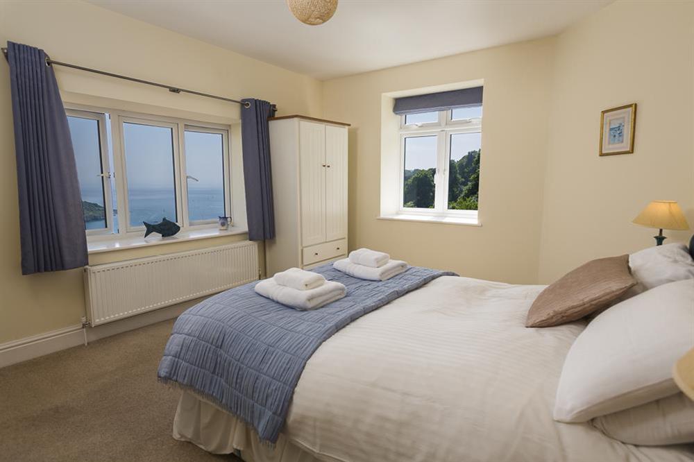 En suite bedroom with King-size bed at Overcombe in , Salcombe