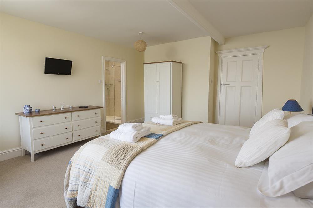 Master en suite bedroom with King-size bed (photo 2) at Overcombe in , Salcombe