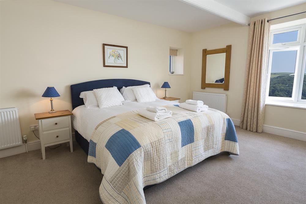 Master en suite bedroom with King-size bed at Overcombe in , Salcombe