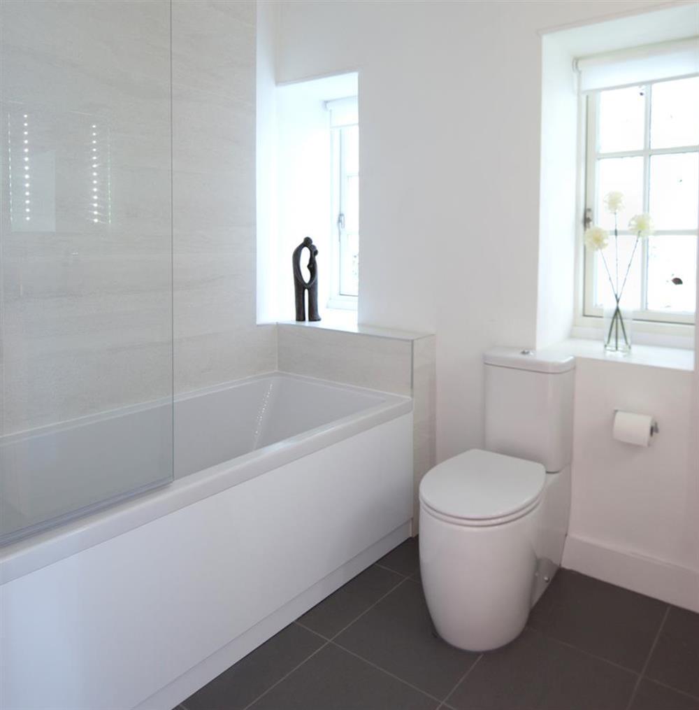 'Cassio' en suite bathroom (Penthouse Apartment) at Oversteps House in , Salcombe