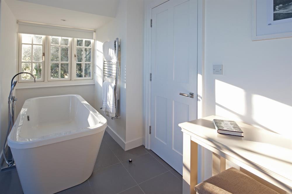 Family bathroom (Peninsula Apartment) at Oversteps House in , Salcombe