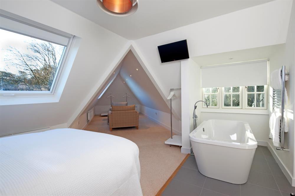 'Romeo' bedroom (Penthouse Apartment) at Oversteps House in , Salcombe