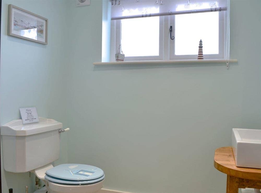 En-suite bathroom (photo 2) at Dringhoe Hall Cottages, 