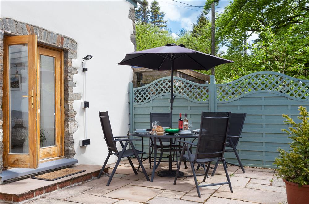The patio area with seating for four guests at Owl Cottage, Llanwrda