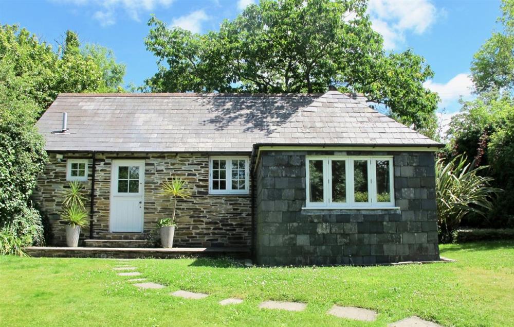 Owl House with accommodation for two guests is an ideal holiday location situated in the quiet hamlet of Treneague in Cornwall