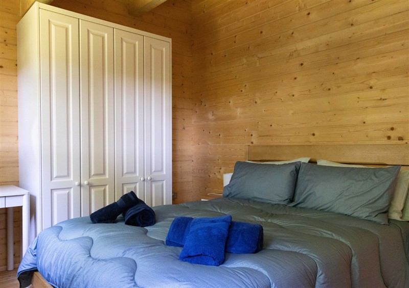 A bedroom in Owl Lodge at Owl Lodge, Menheniot