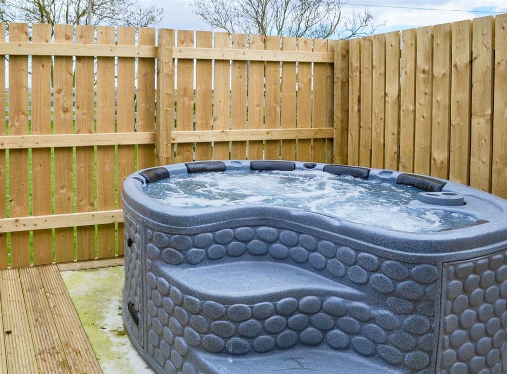 Hot tub at Oxley Cottage in Habertoft, Lincolnshire