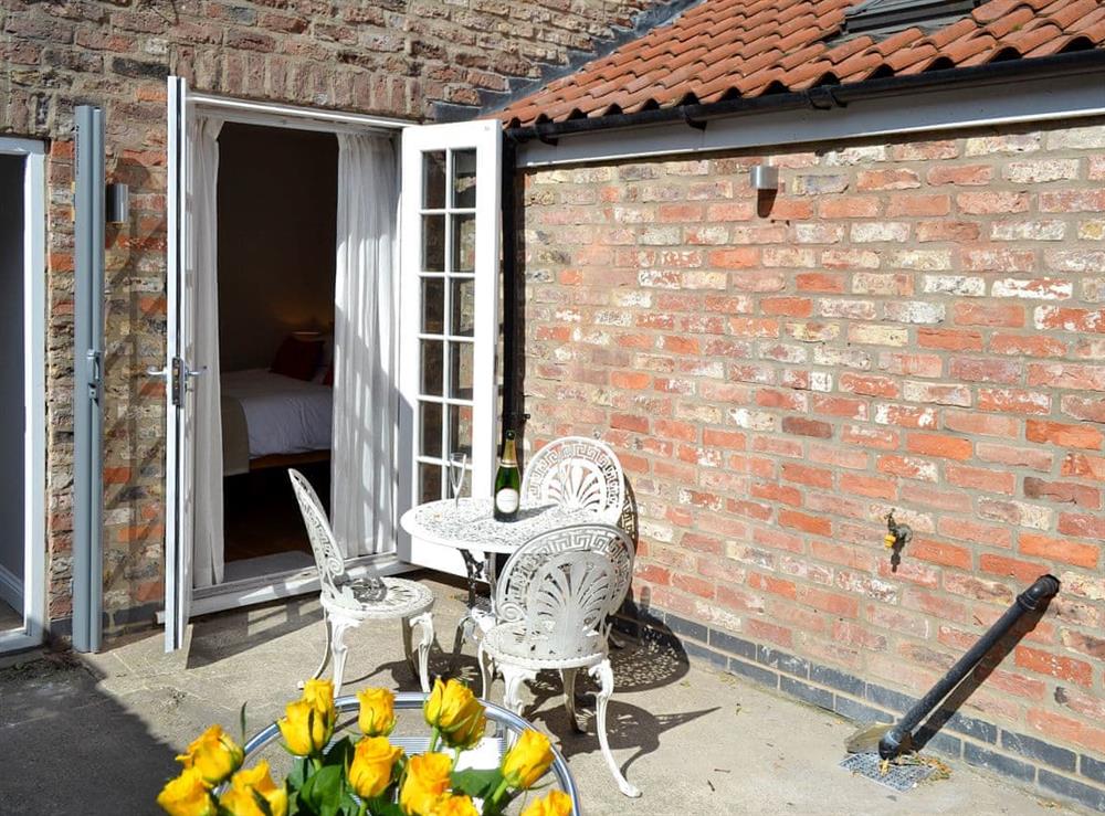 Small courtyard with sitting-out area and garden furniture at Oxtobys Downstairs in York, Yorkshire, North Yorkshire