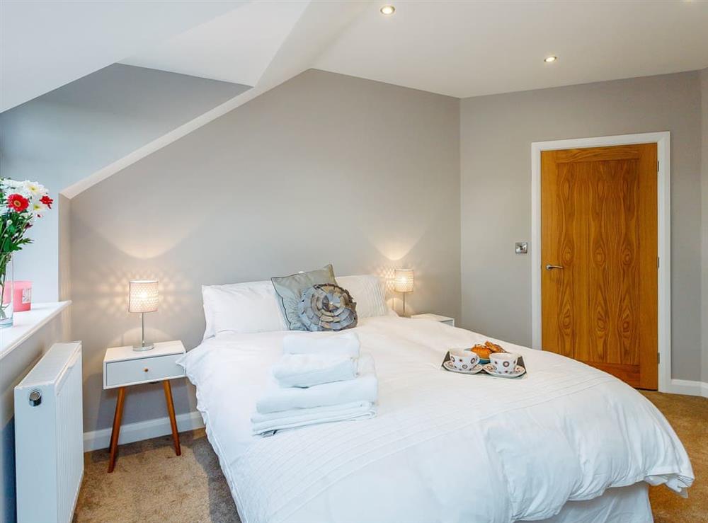 Sumptuous double bedroom with kingsize bed at Paddocks View in Newbold Coleorton, near Ashby de la Zouch, Leicestershire