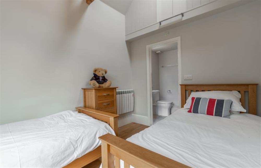 Ground floor: Twin bedroom with en-suite shower room at Palgrave Barn, Burnham Market near Kings Lynn
