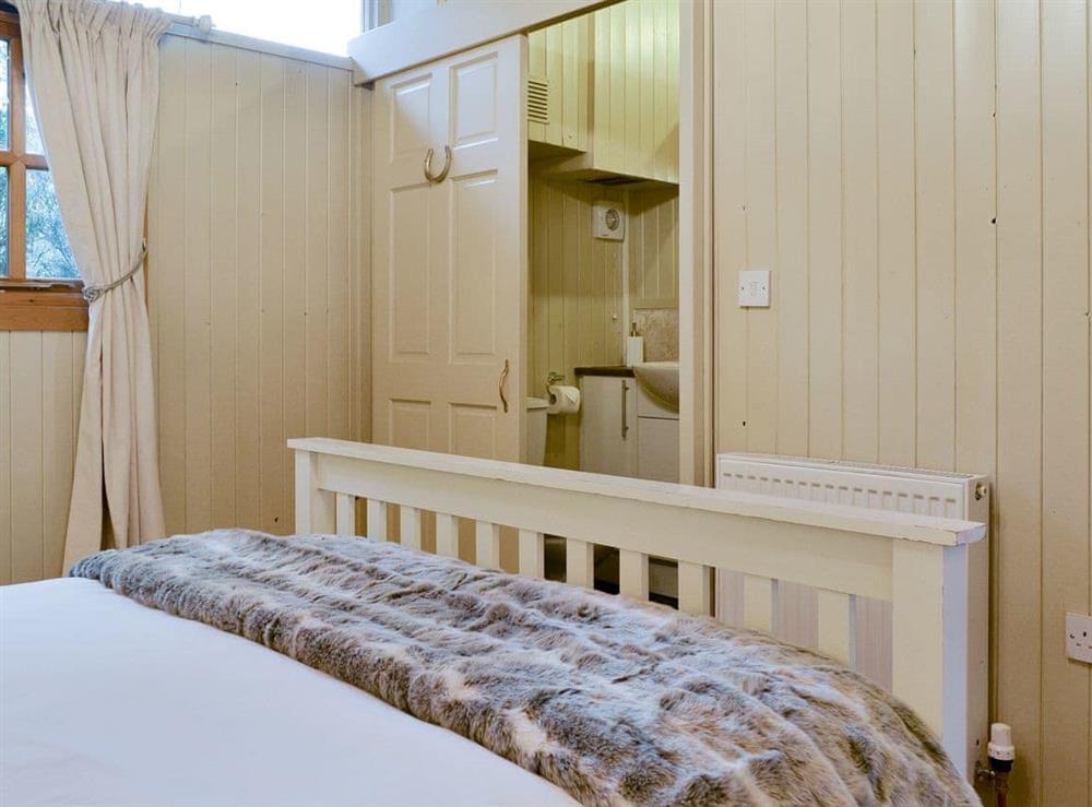 Peaceful en-suite double bedroom at Pampita Lodge in Beverley, North Humberside