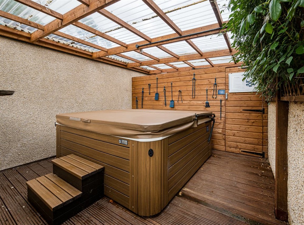 Hot tub at The Courtyard Apartment, 